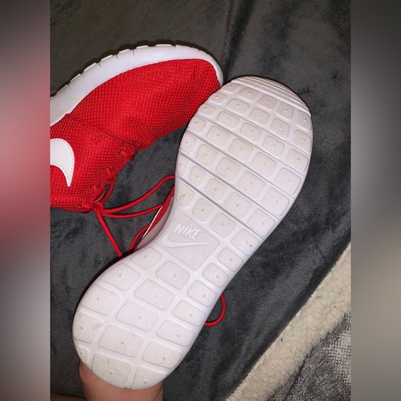 BRAND NEW Nike Runners - Picture 2 of 3